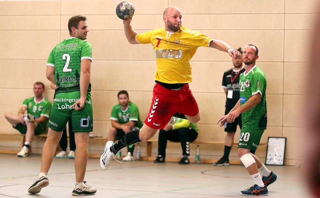 Norman Aye (im Wurf/gegen Vincent Gose und Oliver Wille/r.) erzielte gegen Seehausen drei Tore. Am kommenden Sonntag gastiert Post in Irxleben – das erste Spitzenspiel für das Röwer-Team.
