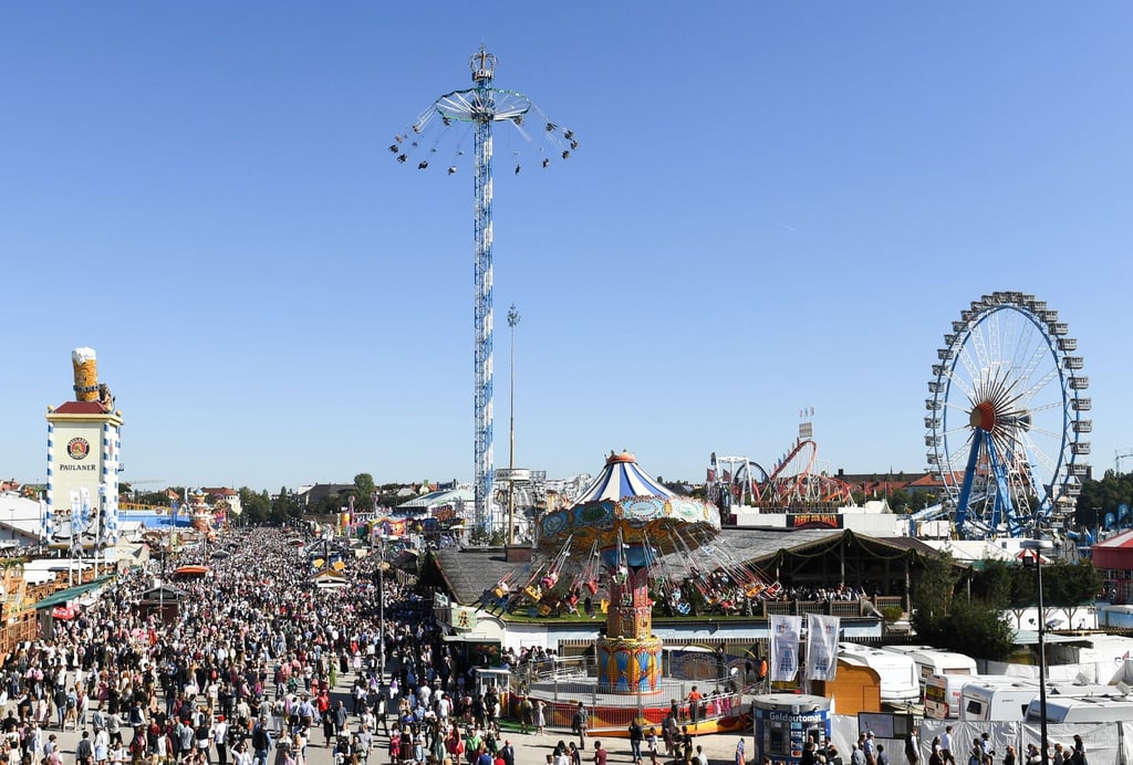 Menschen drängen sich auf der Wiesn in München (2019).