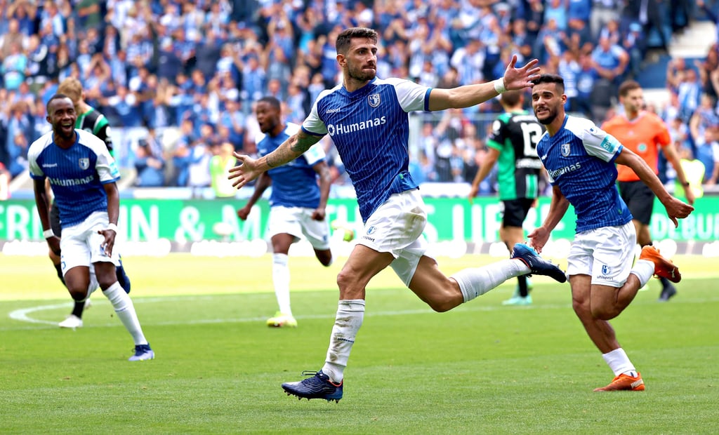 Geschichten, die der Fußball schreibt: Direkt in seiner ersten Begegnung für den 1. FC Magdeburg traf Cristiano Piccini (Mitte). Überhaupt spielte der Neuzugang am Sonntag klasse.