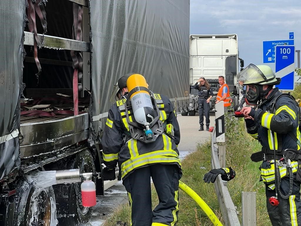 Der Lkw, der auf der A14 Richtung Magdeburg Zentrum Feuer gefangen hat und auf dem Standstreifen stand, ist mittlerweile gelöscht. Die Sperrung der Fahrbahn ist aufgehoben. Foto: