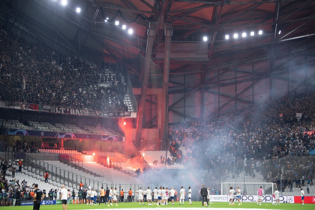 Vor dem Spiel Olympique Marseille gegen Eintracht Frankfurt lieferten sich Fans beider Vereine eine heftige Pyro-Auseinandersetzung.