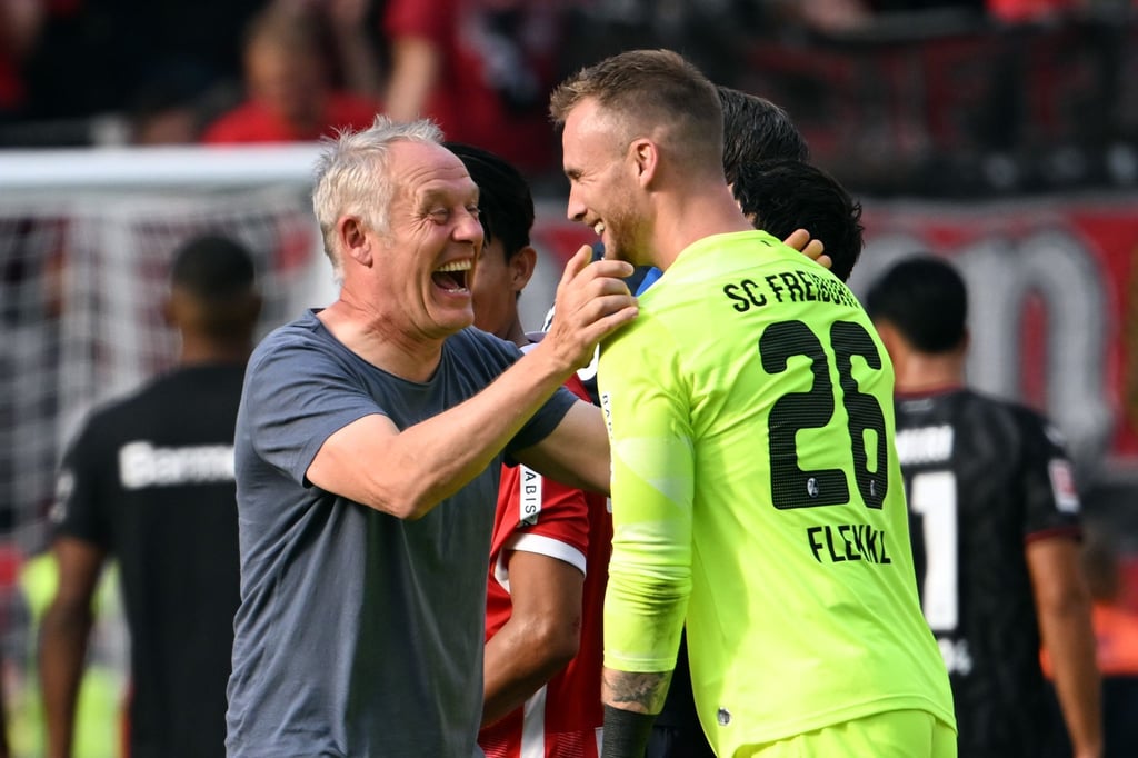 Hat seinen Vertrag in Freiburg verlängert: Torwart Mark Flekken (r).