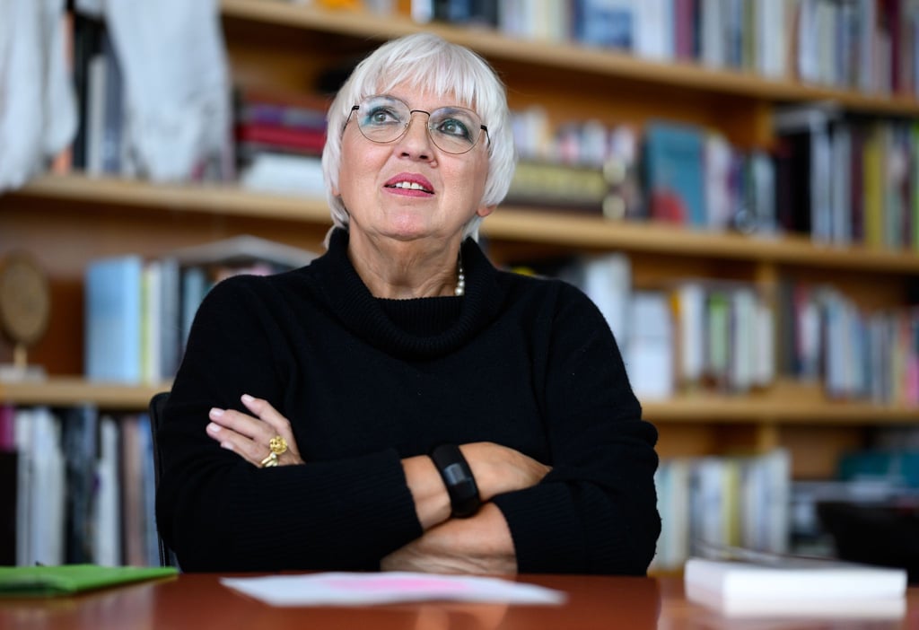 Claudia Roth im Gespräch mit der Deutschen Presse-Agentur dpa in ihrem Büro im Bundeskanzleramt.