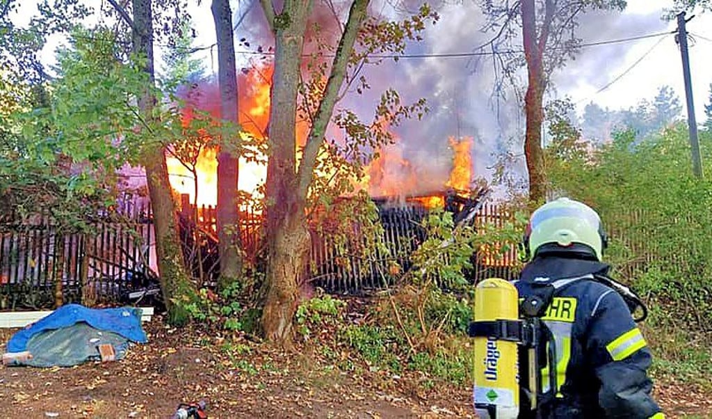 Drei Bungalows und ein Schuppen haben inzwischen gebrannt.