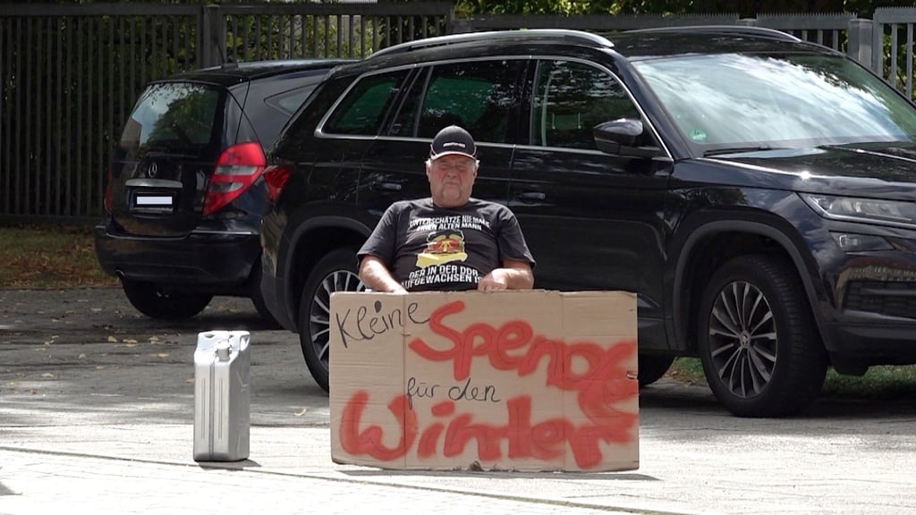 Ein Rentner protestiert seit Wochen in Harbke an der B245a zwischen Helmstedt und Halberstadt gegen seine hohe Gasrechnung. Sie ist, wie er sagt, um 400 Prozent nach oben geschnellt. Und er gibt eine traurige Prognose ab. Foto:
