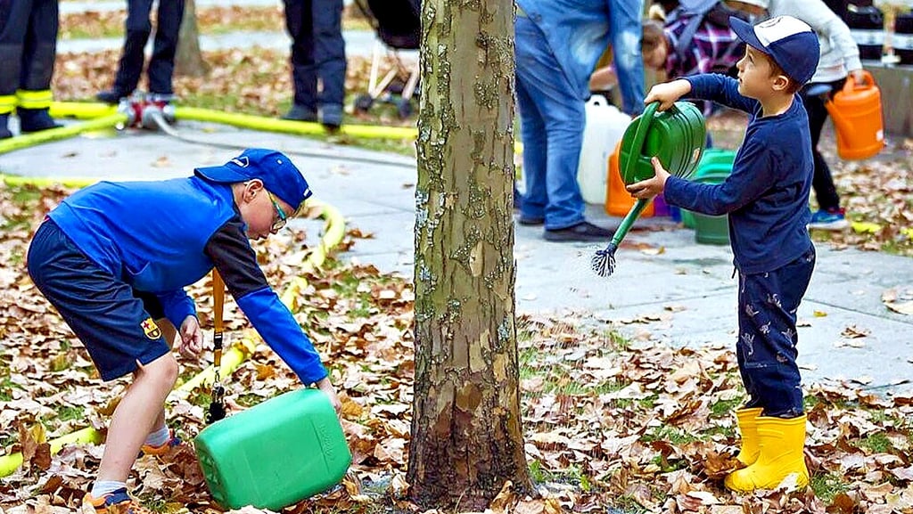 Bei der gemeinsamen Gieß-Aktion der GWA und des Vereins „Otto pflanzt“ haben Familien und Nachbarn aus Magdeburg-Buckau die Bäume im Stadtteil gegossen.