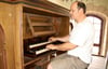 Orgelbauer Martin Lodahl kann der Loitscher Kirchenorgel schon erste Töne entlocken.