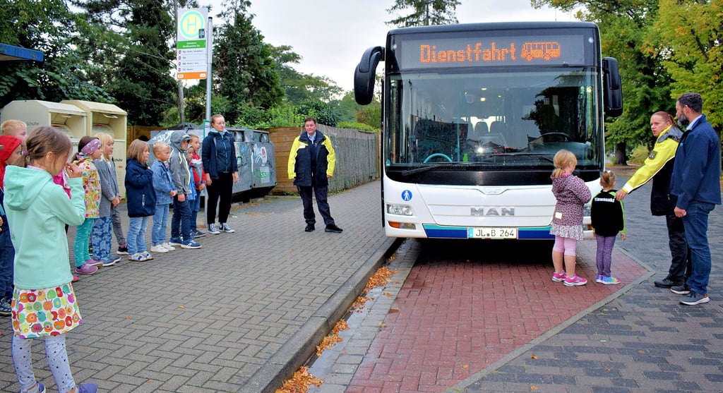 Ob kleines oder großes Kind: Beide würde der Busfahrer nicht sehen, wenn sie vor dem Bus die Straße überqueren wollten. Auch auf die Gefahr, die von Autos, die den Bus passieren könnten, wurden die Schüler aufmerksam gemacht. Gommerns RBBs Sina Wilke (l.) und Nadin Hesse übten gestern mit den Erstklässlern das Verhalten am und im Schulbus in der Praxis.