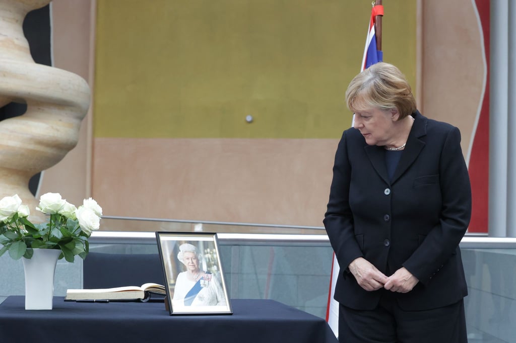 Angela Merkel, ehemalige Bundeskanzlerin, kondoliert der verstorbenen britischen Königin Elizabeth II. in der britischen Botschaft.