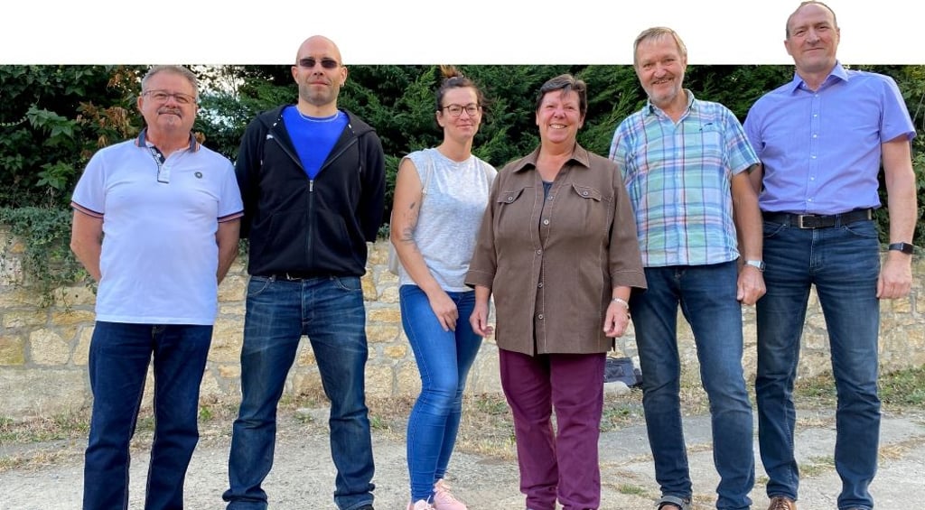 Manfred Peyerl, Mathias Franke, Maria Nitschke, Uschi Wende und Waldemar Quaas (von links) wurden für ihr ehrenamtliches Engagement vom Ortschaftsrat und Ortsbürgermeister Olaf Beder (rechts) ausgezeichnet.