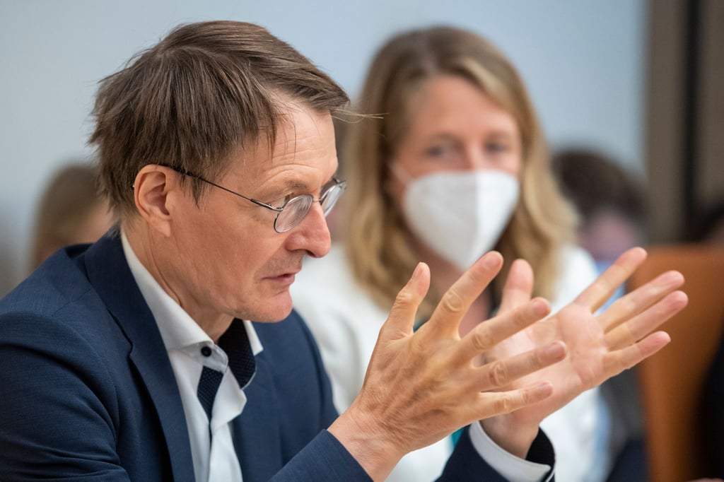 Gesundheitsminister Karl Lauterbach wirbt für wirksame Impfstoffe im Kampf gegen die Pandemie.