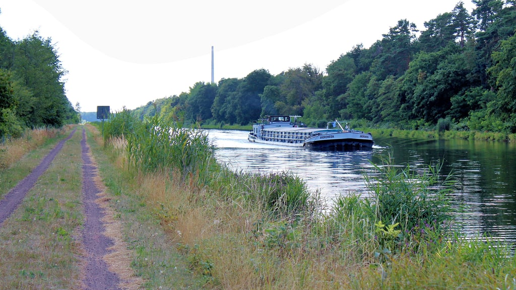 Immer am Kanal entlang: Während die "Andromeda" Richtung Brandenburg gleitet, geht es mit dem Rad Richtung Genthin.