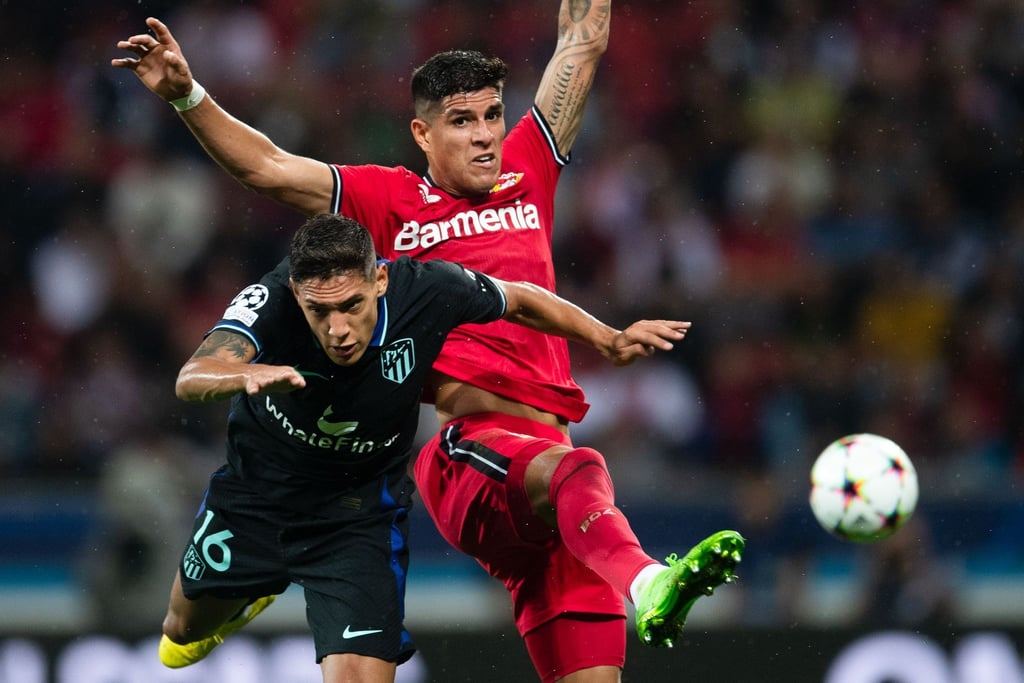 Leverkusens Piero Hincapie (r) und Madrids Nahuel Molina im Zweikampf.