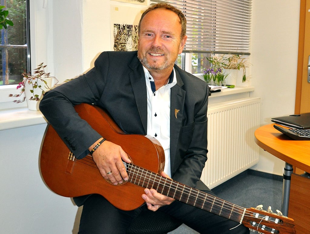 Lars Kripke ist Musikfan und hat seine Gitarre griffbereit im Büro zu stehen. Wie es mit „Kunst im Rathaus Havelberg“ weitergeht, ist zurzeit ungewiss.