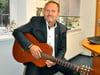 Lars Kripke ist Musikfan und hat seine Gitarre griffbereit im Büro zu stehen.  Wie es mit  „Kunst im Rathaus Havelberg“ weitergeht, ist zurzeit ungewiss.