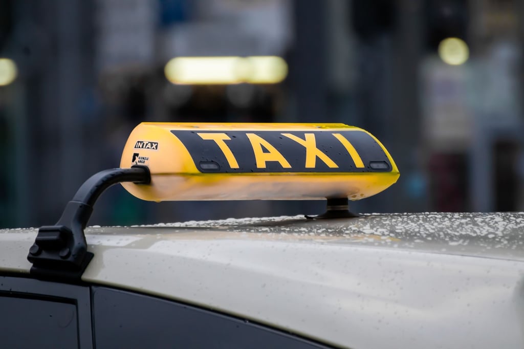 Ein Taxifahrer ist in Quedlinburg am Harz hinterrücks von einem Fahrgast mit einer Wodkaflasche angegriffen worden. Symbolbild: