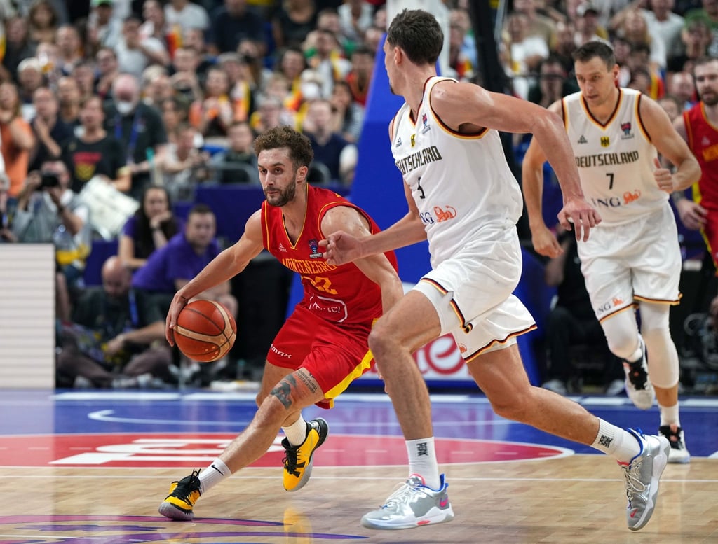 Franz Wagner (r) war im Spiel gegen Montenegro umgeknickt.