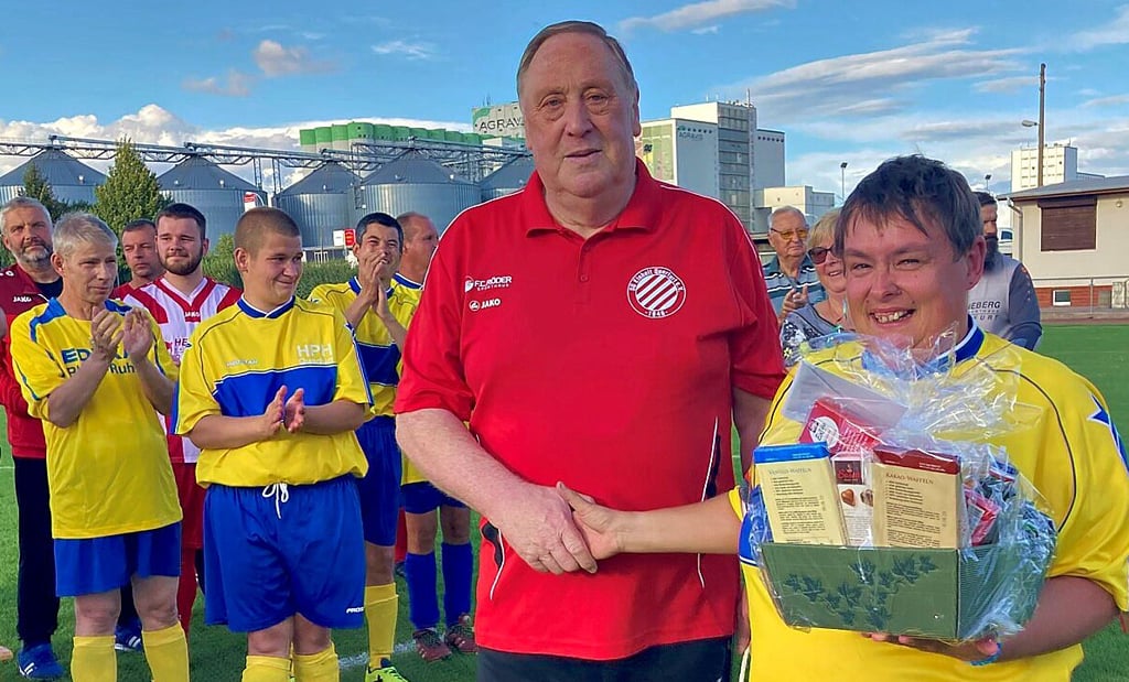 Kapitänin Sonja Markmann überreichte dem Organisator des Spiels ein Präsent.