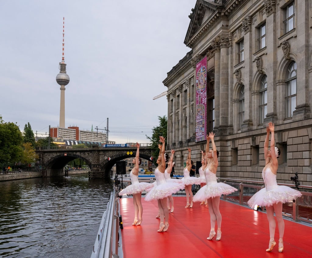 Zum Saisonauftakt zeigt das Staatsballett Berlin Auszüge aus dem Programm - auf dem Wasser.