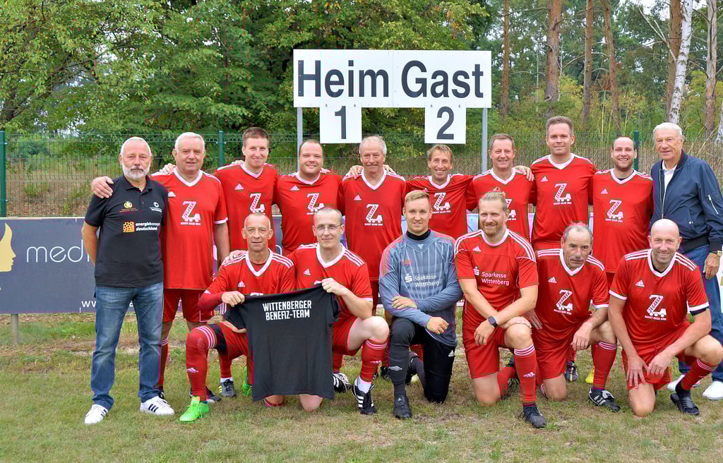 Das Wittenberger Benefizteam mit den Trainern Karl-Heinz Röthel (li.) und Eduard Geyer (re.) gewinnt erstmals in Klieken.