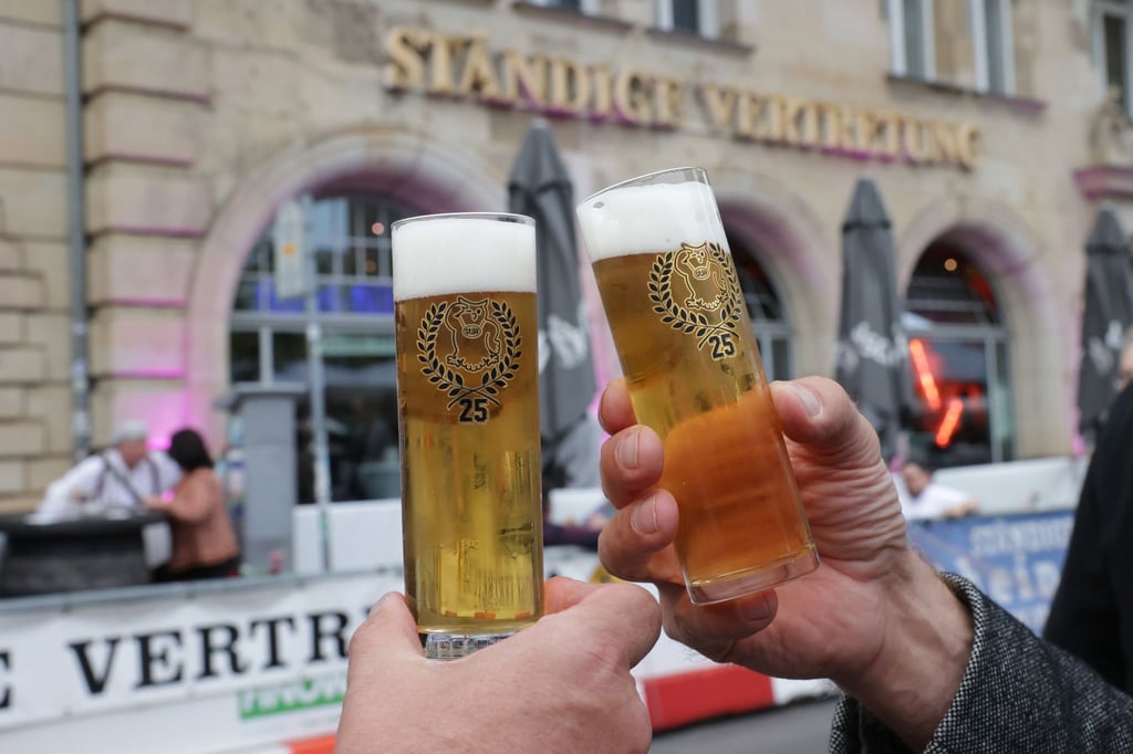 Gäste stoßen vor der „Ständigen Vertretung“ mit einem Kölsch an.