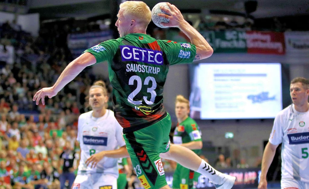 Magnus Saugstrup hatte gegen Wetzlar (im Hintergrund der ehemalige SCM-Spieler Erik Schmidt) nicht nur durch seine fünf Tore großen Anteil am Sieg.