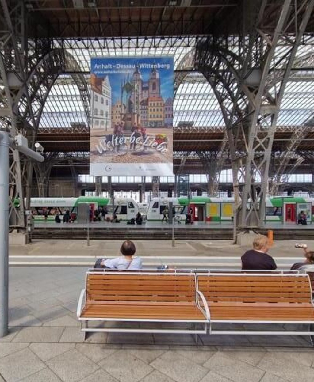 Ein großes Plakat wirbt im Leipziger Hauptbahnhof mit "Welterbe.Liebe".