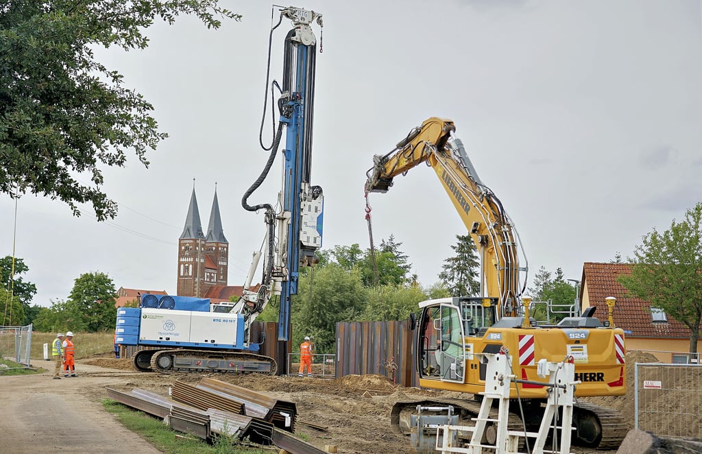 Eine Ramme setzt Spundwände in der Nähe des Klosters. Hier soll es später drei Durchlässe geben.