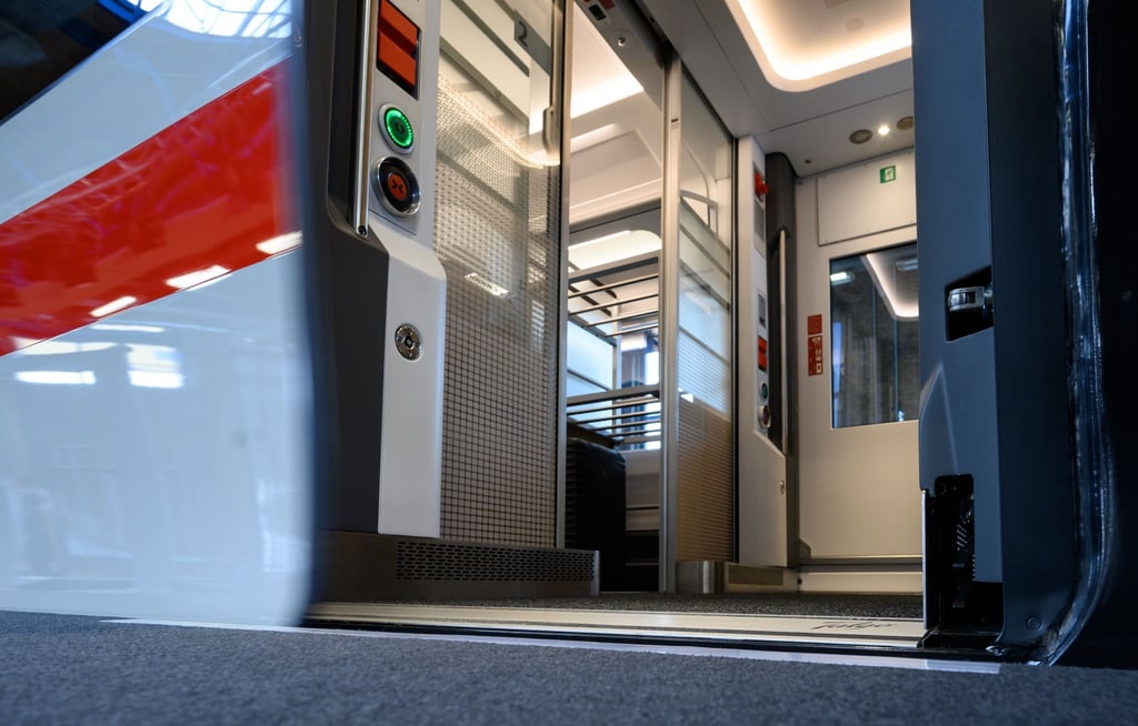 Die Bahn plant nicht nur den Einsatz von neuen Niederflurzügen, sondern auch eine Erhöhung der Fahrpreise. Das wurde bei der Präsentation des ICE-L des spanischen Herstellers Talgo bekannt.