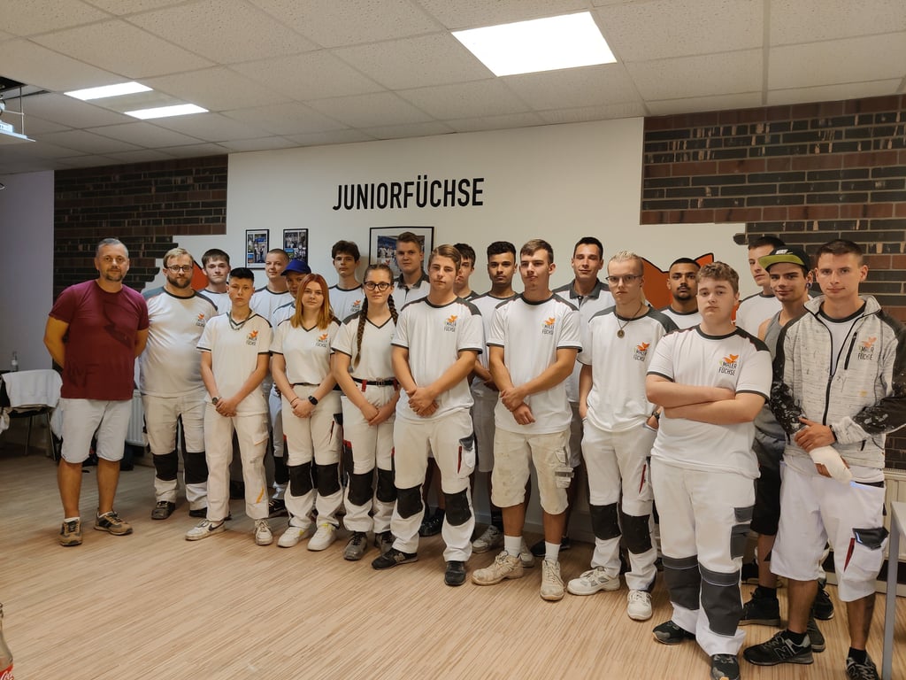 Alle „Juniorfüchse“ mit Firmenchef Robert Schütze (links) und Ausbildungsmeister Rocco Dier (2.v.links)