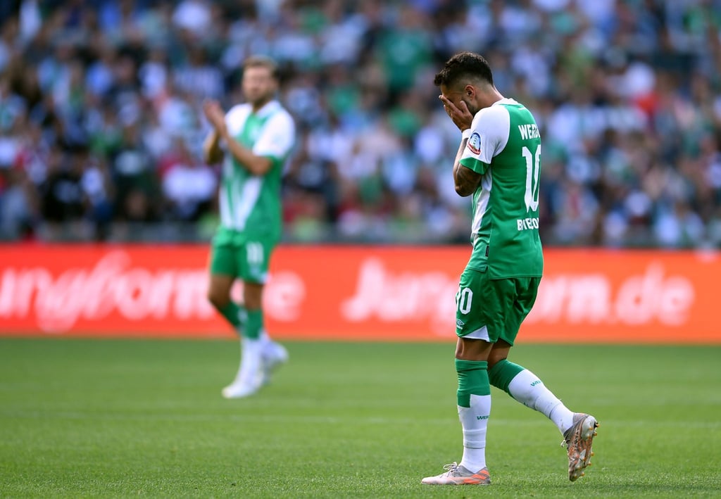 Werders Leonardo Bittencourt muss verletzt ausgewechselt werden.