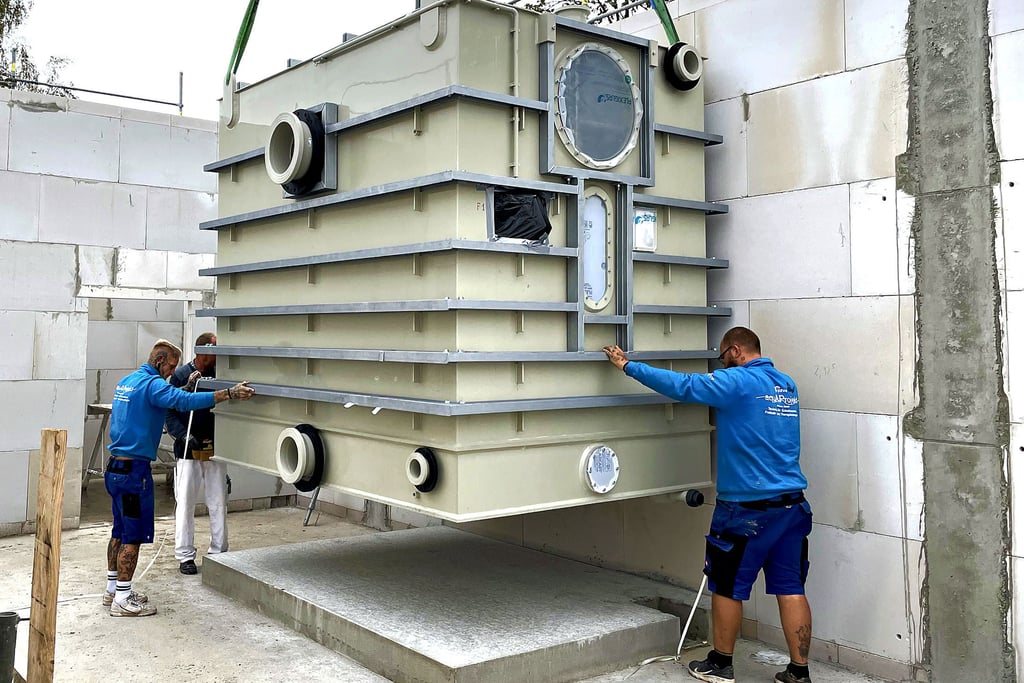 Einer von drei Filtern wird millimetergenau auf das dafür vorgesehene Fundament eingeschwenkt. Das neue Technikgebäude kann damit dann auch in absehbarer Zeit sein Dach erhalten.