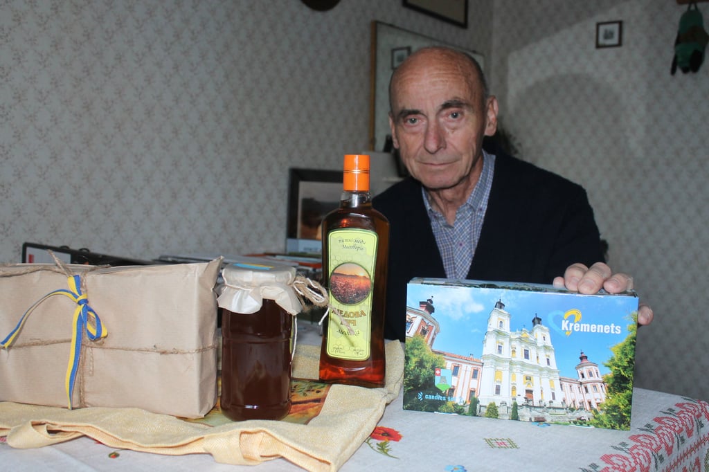Karl Berke mit einigen seiner kleinen Gastgeschenke aus Kremenez. Der Ilsenburger weilte kürzlich für eine Woche in der Ilsenburger Partnerstadt.