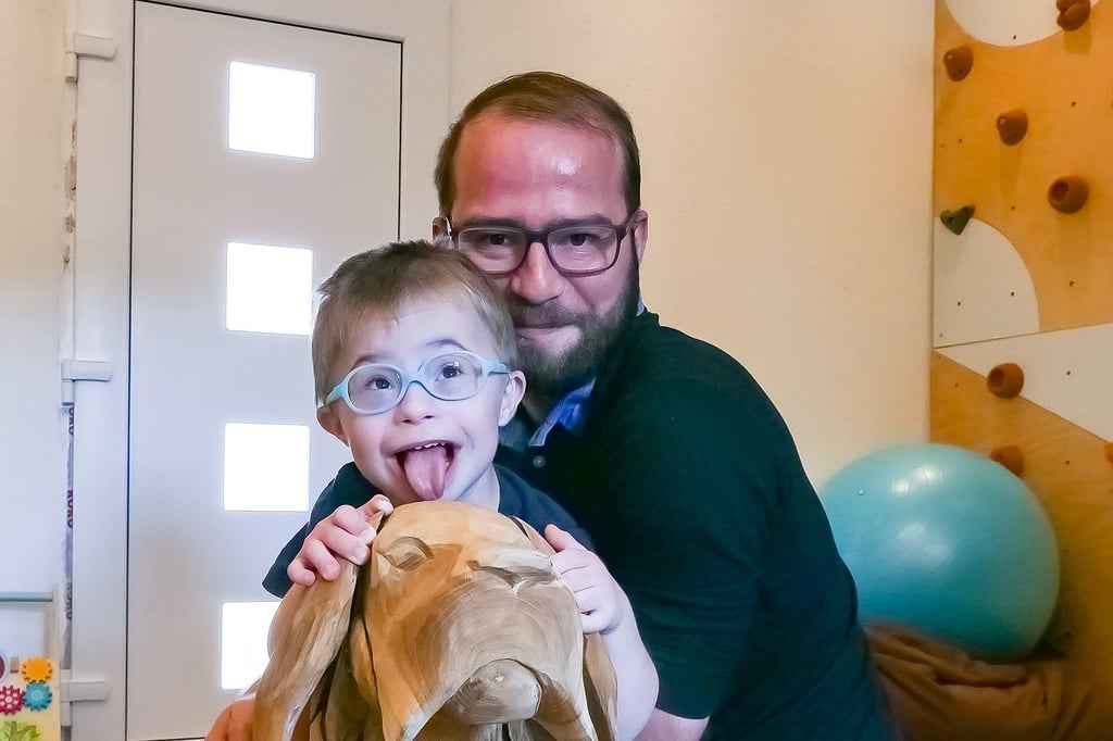 Joel Konstantin und Benjamin Jakoby mit dem Hütehund, auf dem Platz für 33.000 Kindernamen ist.