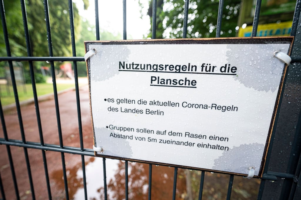 Auf dem Wasserspielplatz „Plansche“ in Berlin hat eine Frau mit freiem Oberkörper für Aufsehen gesorgt.