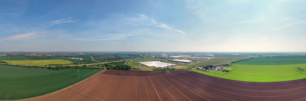 Ackerland so weit das Auge reicht hat die Stadt Magdeburg von rund 100 Eigentümern angekauft, um aus einem Flickenteppich ansiedlungsreifes Intel-Bauland am Stück zu machen.