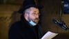 Ariel Kirzon, Rabbiner der Jüdischen Gemeinde Potsdam, spricht zu Beginn des jüdischen Lichterfestes.