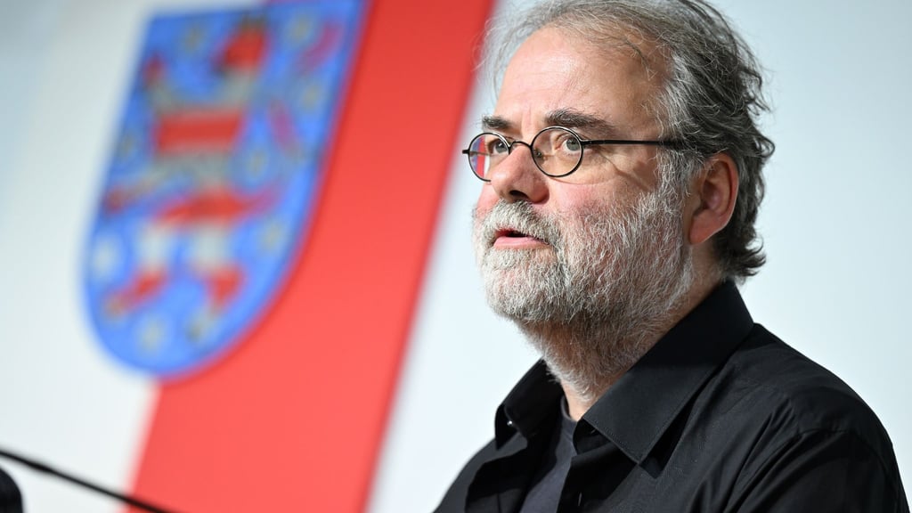 Steffen Dittes (Die Linke), Fraktionsvorsitzender, spricht während der Landespressekonferenz im Thüringer Landtag.
