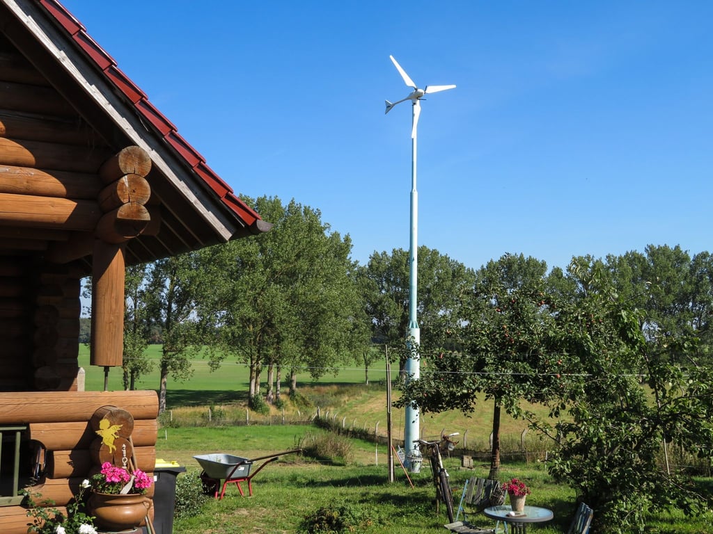 Kleinwindanlage im Garten: Sie produziert Strom, der für den Betrieb von Hausgeräten genutzt wird. Im Winter kann man damit auch die Heizung unterstützen.