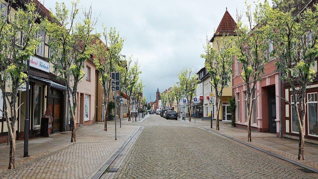 Wenn auch so nicht umsetzbar, wird durch die Visualisierung doch deutlich, wie sich Bäume schon optisch auf die Breite Straße in Osterburg auswirken.