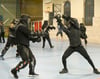 Historisches Fechten: Überwiegend in schwarzer Montur üben die Frauen und Männer mit Schwertern eine Kampfkunst nach alter Art, die in Deutschland immer populärer wird.