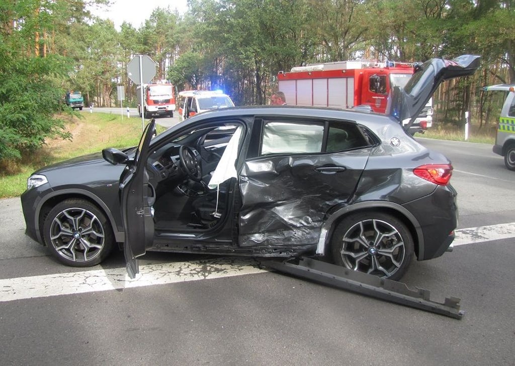 Vorfahrt missachtet, Crash gebaut: Drei Verletzte, darunter zwei schwer gab es am Mittwochmorgen bei einem Unfall auf der L8 bei Salzwedel in Sachsen-Anhalt. Foto: