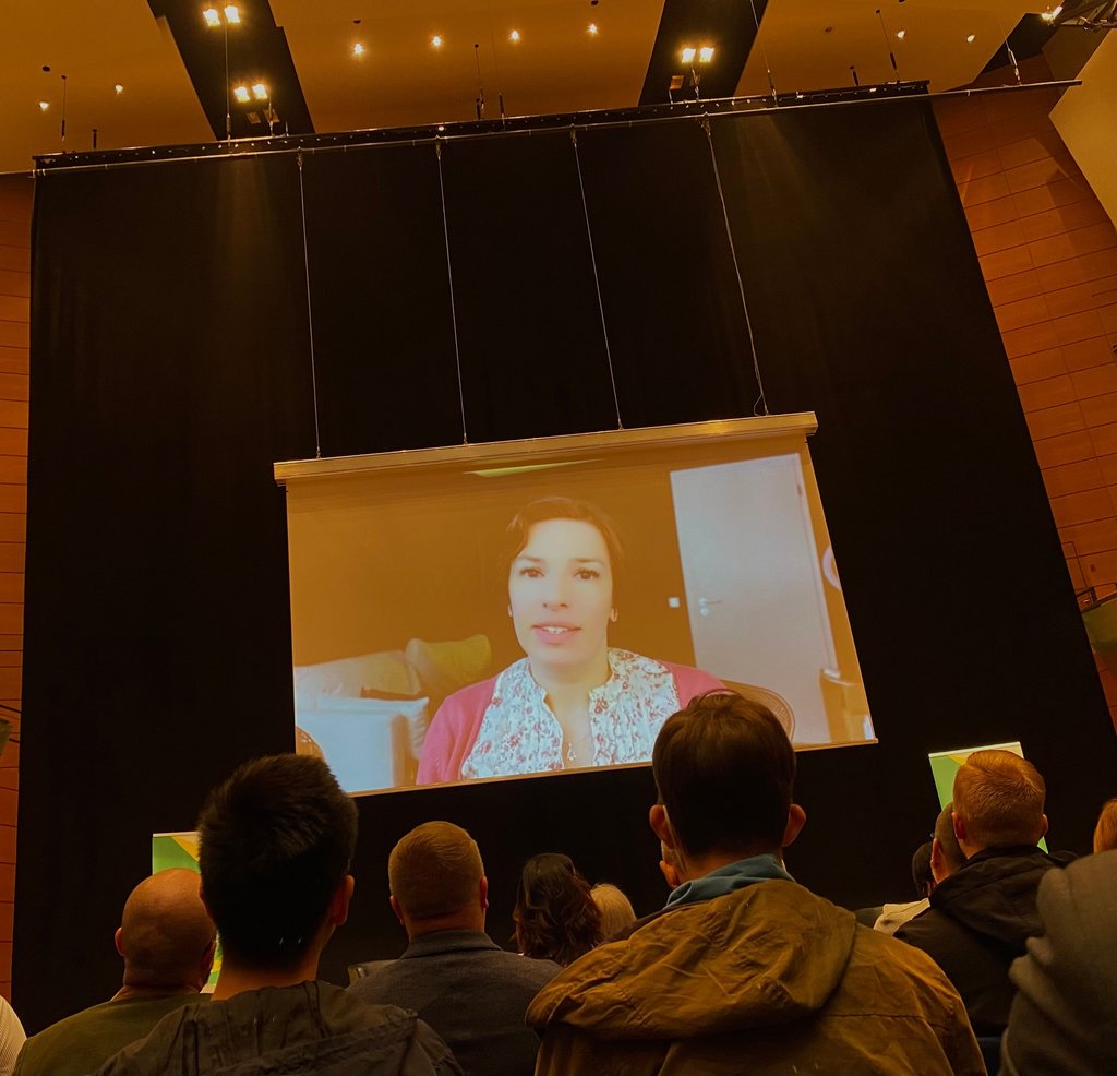 Marina Weisband trägt auf der Netzwerkkonferenz zum Thema "Fake News" vor.