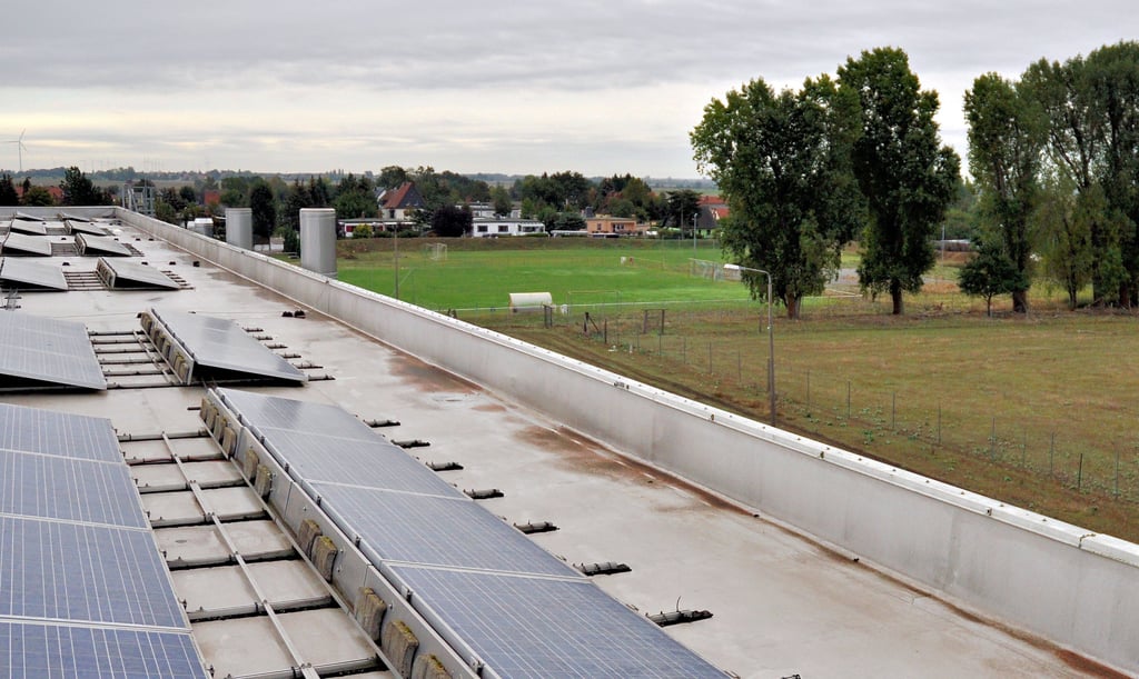 Bereits heute ist das Dach von Stenger Waffeln in Gerwisch voller Solarmodule. Angrenzend zum Sportplatz sollen neue Photovoltaikanlagen entstehen.
