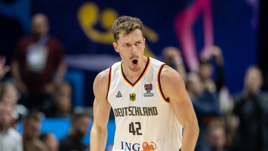 Der Hallenser Andreas Obst kommt bei der Basketball-EM immer besser in Schwung.