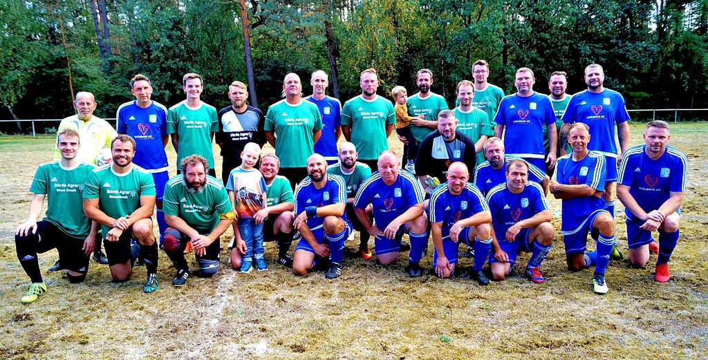 Die Borner Kicker unterlagen der Mannschaft aus Neuenhofe beim traditionellen Fußballspiel mit 5:7 Toren.