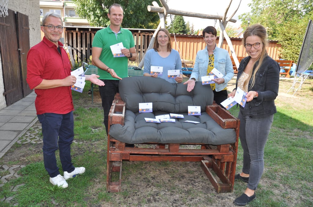 Steffen Friedrich (von links), Matthias Zander, Anna Stein, Juliane Ensminger und Annemarie Schmidt, die zum Arbeitskreis gehören, laden ein, auf dem Sofa Platz zu nehmen und sich auf der Website So(zialer) Fa(milienwegweiser) über Beratungsangebote, Hilfen und Unterstützung bei Familienangelegenheiten zu informieren.