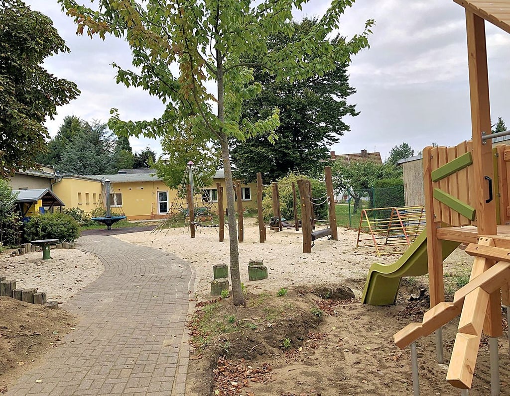 Blick über den Hof auf die Kita „Stadtrandhäschen“, die saniert und erweitert wurde. Rechts wartet schon das große neue Spielgerät.