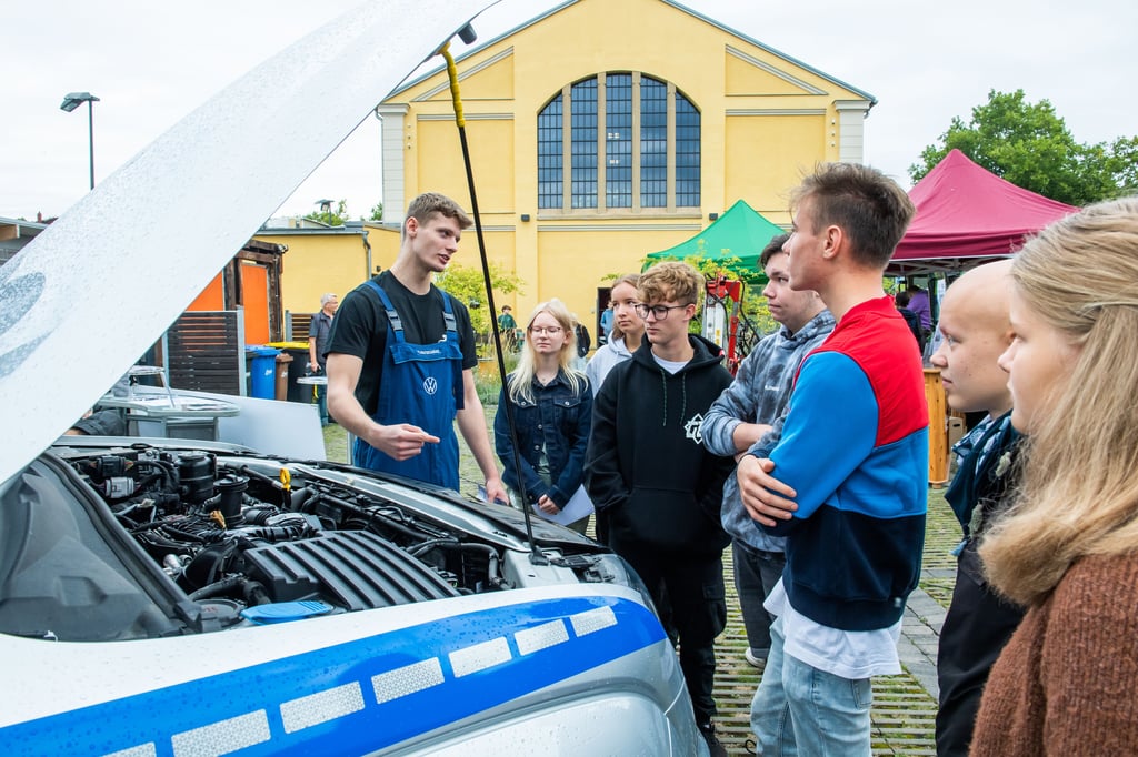 Till Patschäke, der im Naumburger VW-Autohaus Possögel zum KfZ-Mechatroniker ausgebildet wird, stellt sich den Fragen der Jugendlichen.
