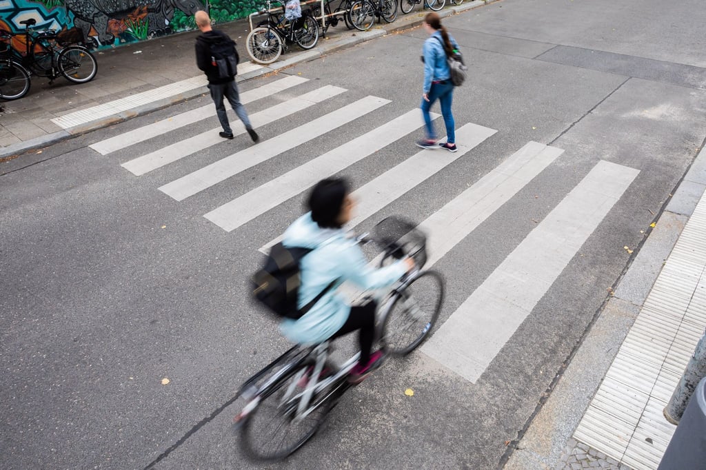 Fußgänger haben auf dem Zebrastreifen zwar in der Regel Vorrang, Blickkontakt mit Rad- oder Autofahrern schadet aber nicht.